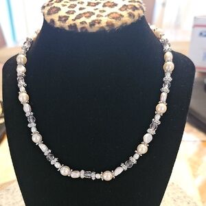 Classic Clear and Silver Beaded Fashion Jewelry Necklace with Ornate Spacers